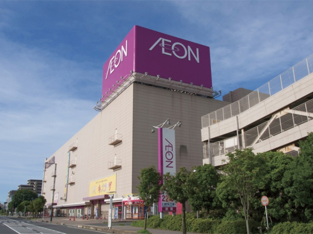 Shopping centre. 1600m until ion (shopping center)
