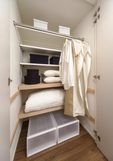 Receipt.  [Futon also fits depth closet closet] With consideration to the storage of futon, Offer an incoming "closet closet" thing was ensure sufficient depth that futon also fall. By providing the movable shelf and hanger pipe, It is housed in which to use and spread to various.  ※ That type only