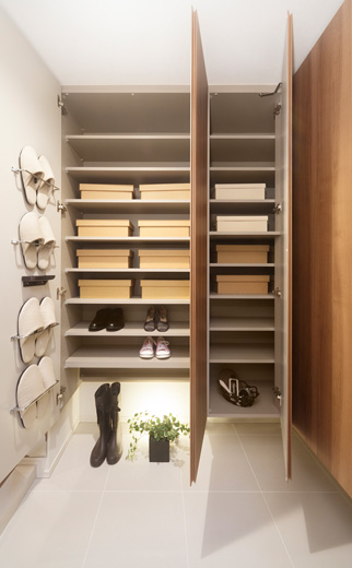 Receipt.  [Shoes cloak that can be used up to the ceiling full] Adopt a tall type of shoes Croke entrance. It is convenient to place temporary such as boots and boots because Hazuseru some bottom plate. In addition to the part of the type of Park front shoes in cloak also available.