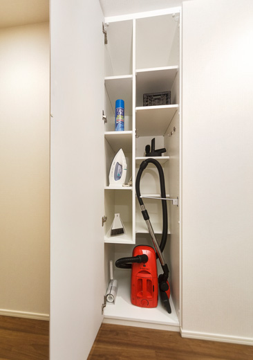 Receipt.  [Hallway storage] We prepared an accommodation that take advantage of the height of the corridor for the stock, such as cleaning tools and daily necessities. (Same specifications)