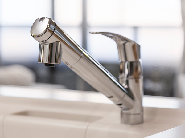 Kitchen.  [Single lever faucet with a water purifier] Water purifier built-in shower faucet that delicious and safe water can be used at any time. Since pulled out of the head is also useful for cleaning the sink.