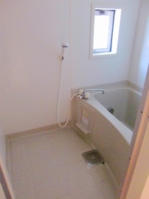 Bath. ◆ It is the bathroom of the small window with ◆