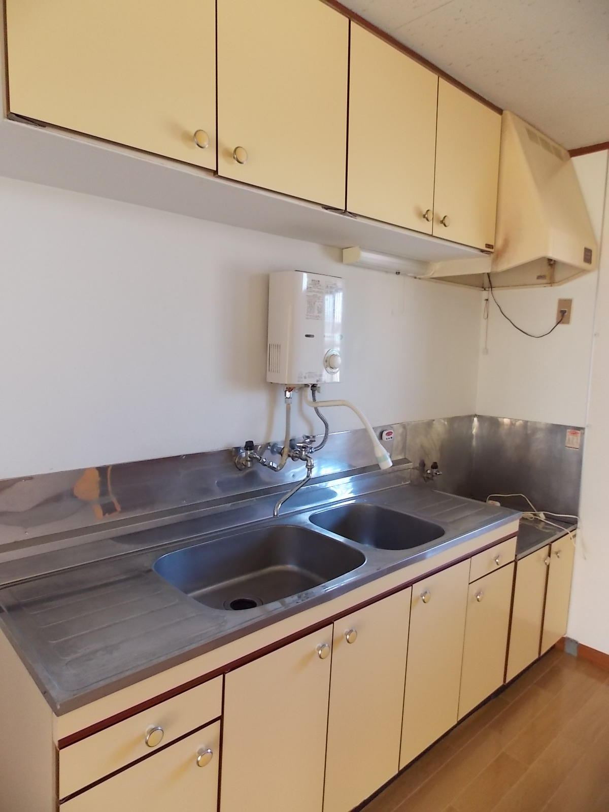 Kitchen. Wide sink.