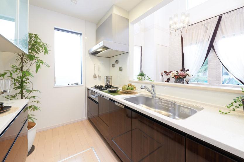 Model house photo. Bright kitchen living ・ Face-to-face kitchen with dining and sense of unity is born. Enjoy family and the conversation between the kitchen work. (G-58 model house)
