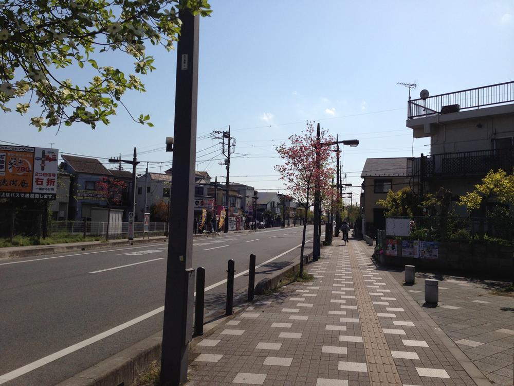 Streets around. 800m from Kamifukuoka Station to the street trees of up to local