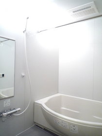 Bath. Spacious bathtub ・ With Western-style dryer.