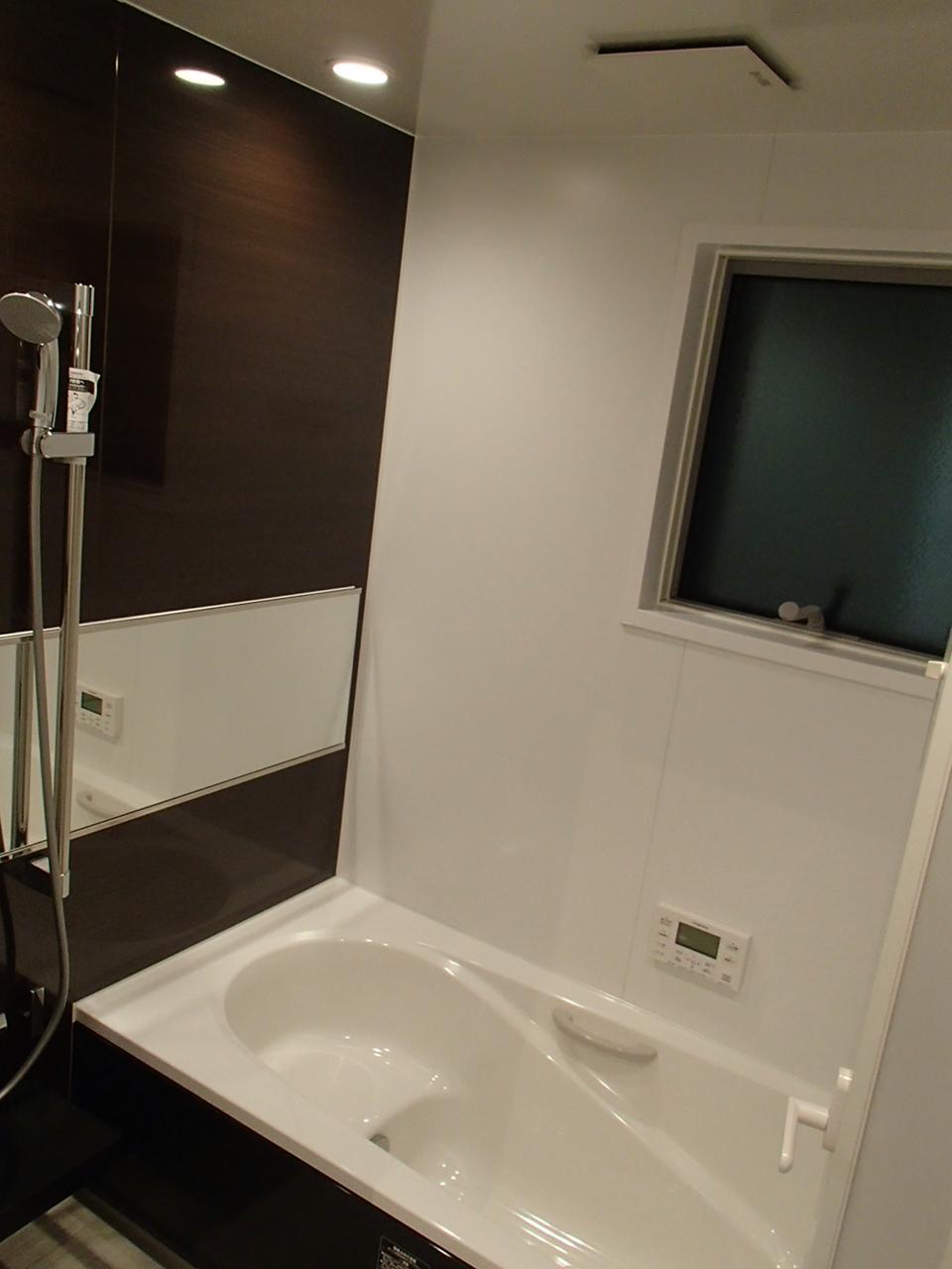 Bathroom. Thermo floors in the bathroom is easy to clean equipment of 1 pyeong type. Degree of relaxation chrome grade UP specifications of the shower and wide mirror is there is a sense of quality is also UP! 