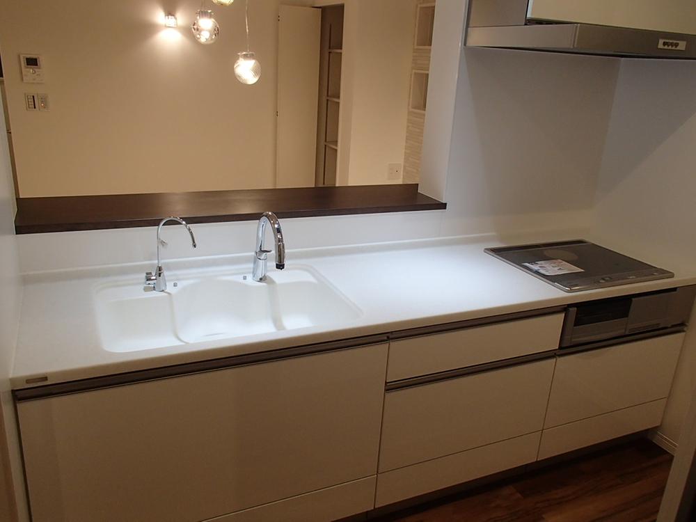 Kitchen. The kitchen is handy with a "touchless faucets". Artificial marble sink does not accumulate dirt because it is integrally molded with no seams. It is comfortably use the sink every day. 