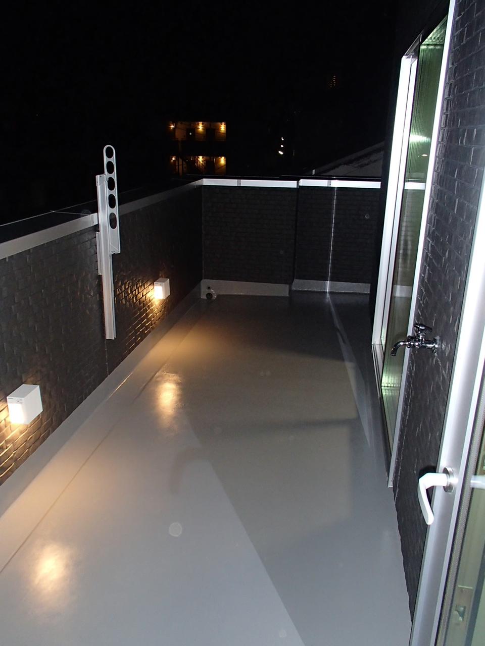 Balcony. With a convenient water supply to the Sky balcony. Pool and gardening, Also to clean a big success! Resort feeling if Tomose the lighting at a garden furniture! 