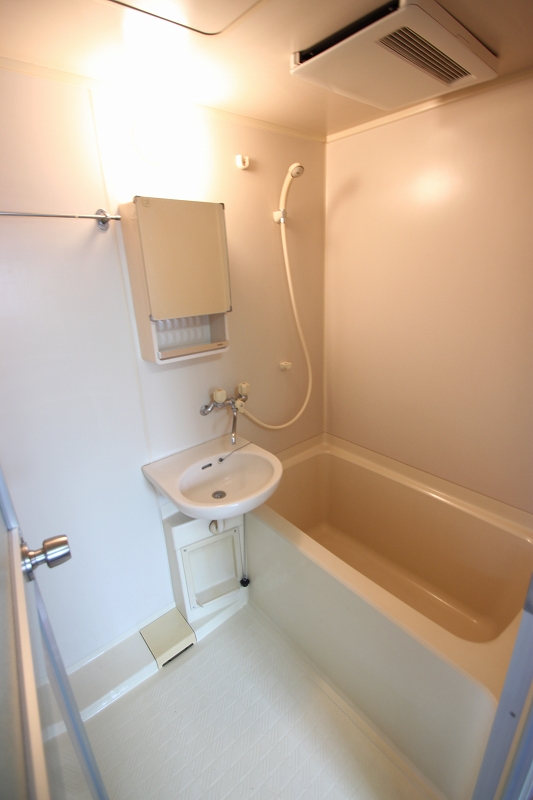 Bath. ■ Same apartment It is similar to photo