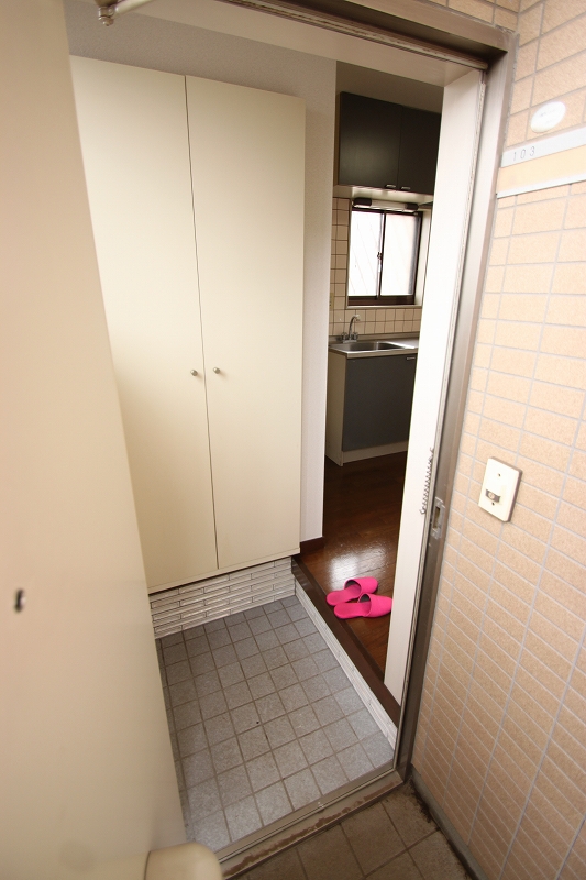 Entrance. ■ Same apartment It is similar to photo