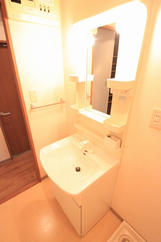 Washroom. ■ Same apartment It is similar to photo