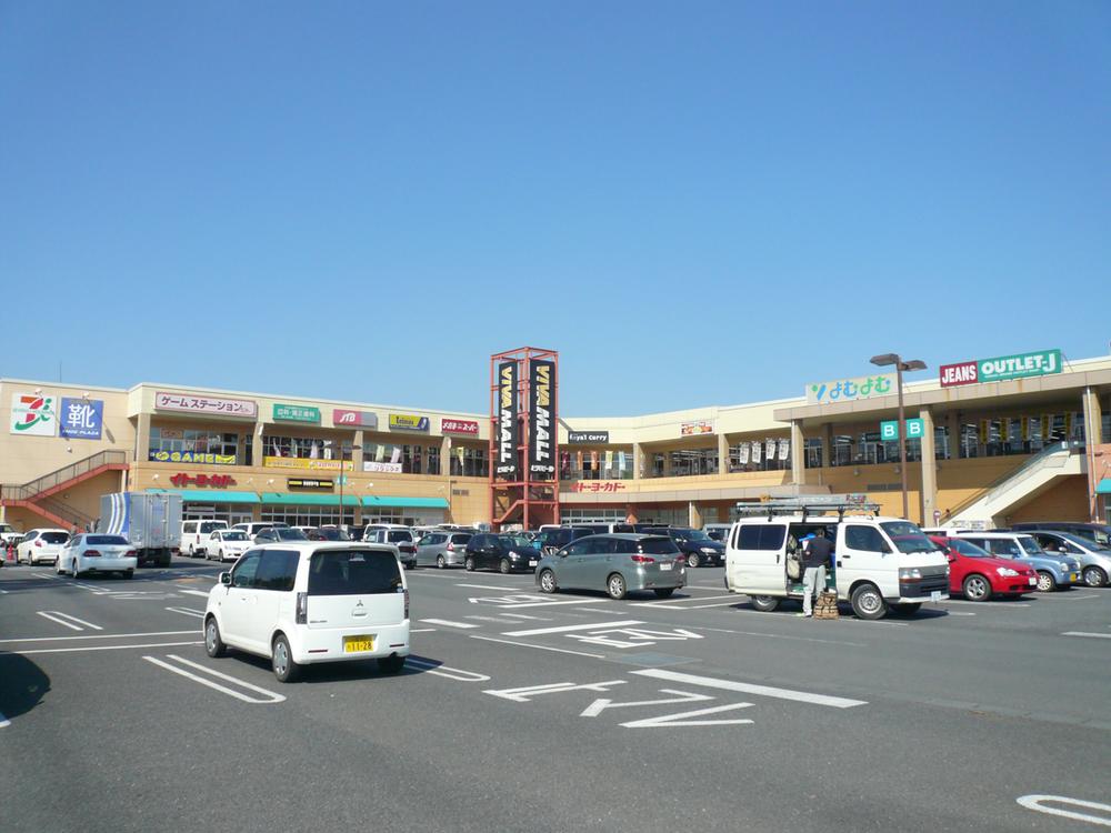 Shopping centre. Ito-Yokado to 200m