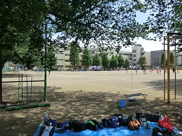 Primary school. Fujimino Municipal Nishi Elementary School up to 606m