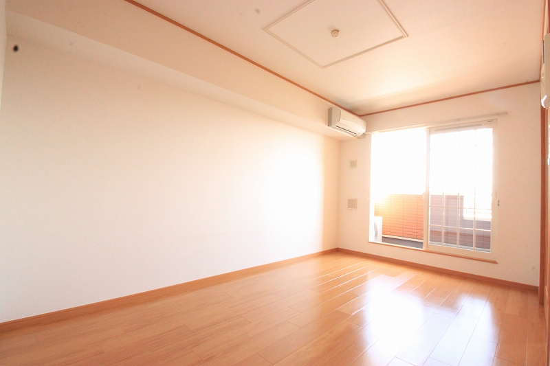 Living and room.  ■ The same type The room is a picture