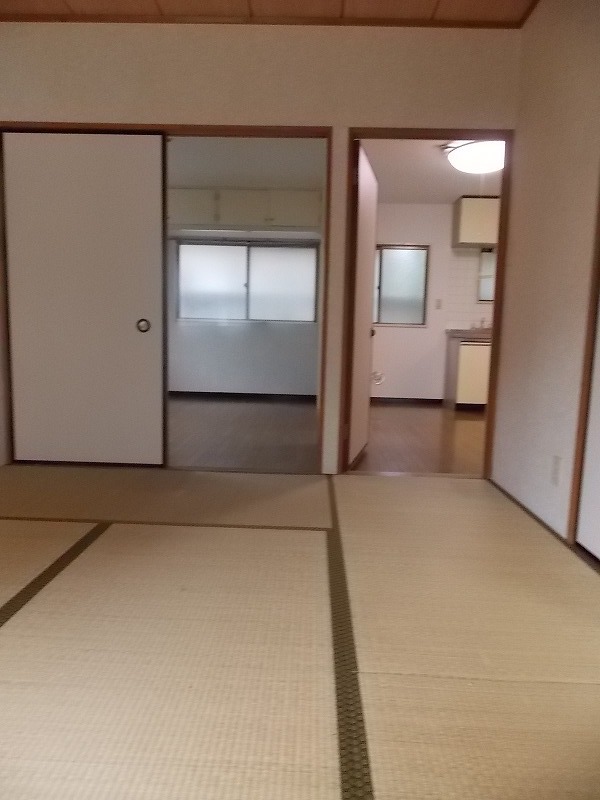 Living and room. Japanese-style room is 6 quires. 