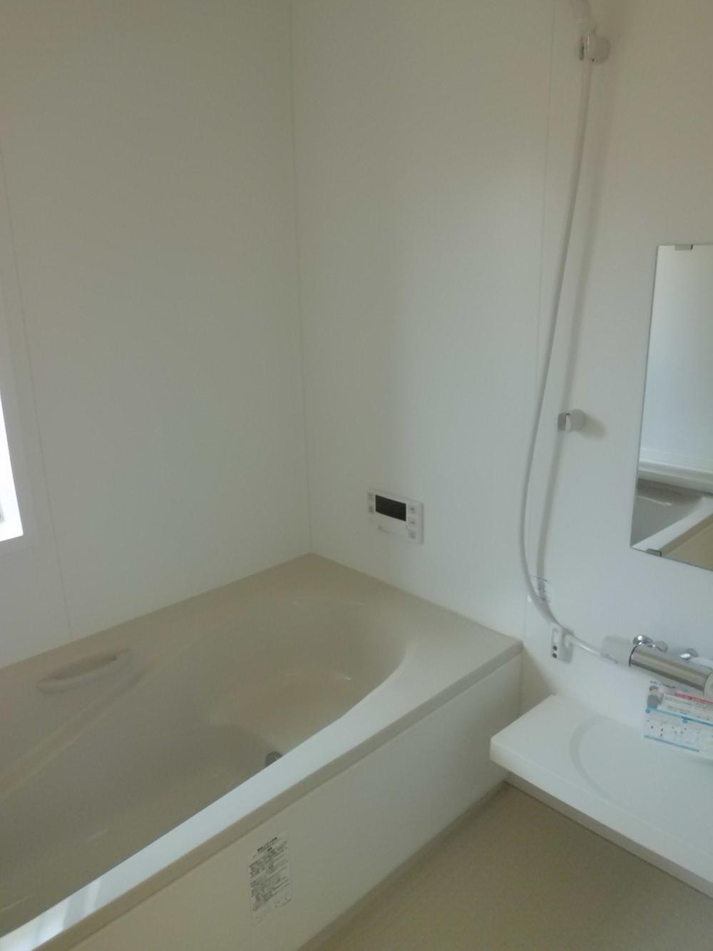 Bathroom.  [Building 2] It is functional bathtub with a bench that can sitz bath (October 2013) Shooting