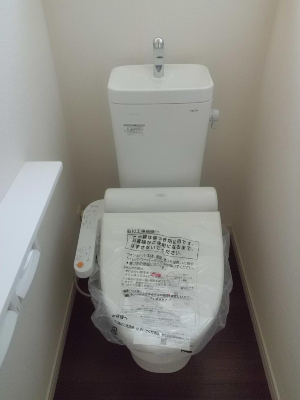 Toilet.  [Building 2] In addition to the clean-to-rinse superior cleaning function in the toilet bowl with less water, Plus large and small switching handle. In double effect, Comfortable to use can also save water bill intact (October 2013) Shooting