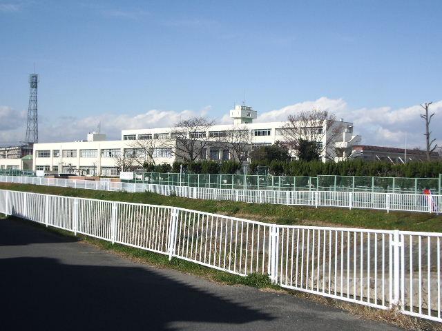 Junior high school. Fukaya Municipal Fukaya until junior high school 573m