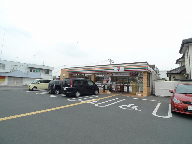 Convenience store. Seven-Eleven Fukaya Kamishiba east 5-chome up (convenience store) 565m