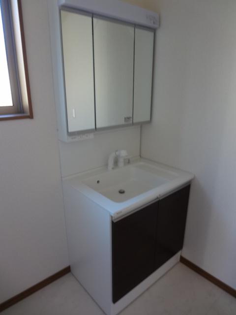 Wash basin, toilet. Interior