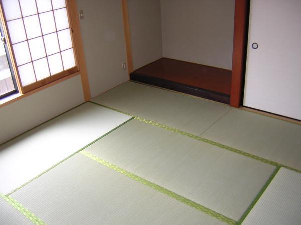 Non-living room. On the first floor there is a 6 Pledge and 8 quires of Japanese-style room