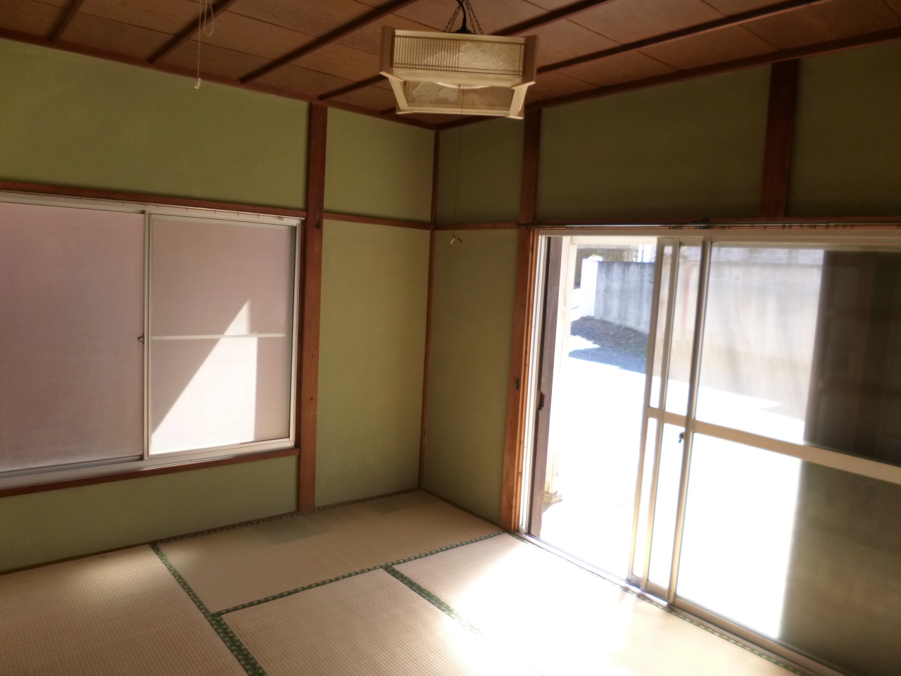 Living and room. Yang will go well from the south
