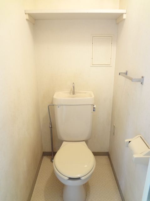 Toilet. With shelf ・ It is with outlet