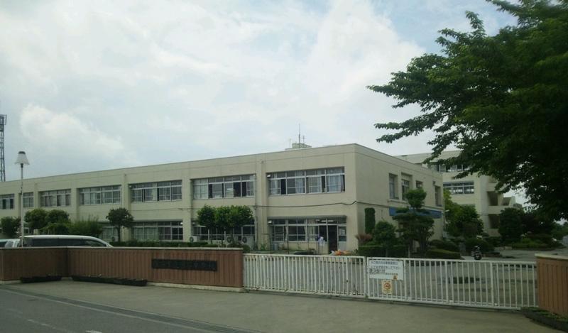 Junior high school. Fukaya 1800m until junior high school  Junior high school in 1979 opened. Wide schoolyard boasts