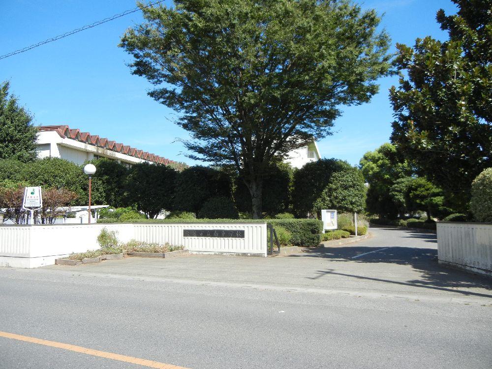 Junior high school. Fukaya is about 510m to the south junior high school. 