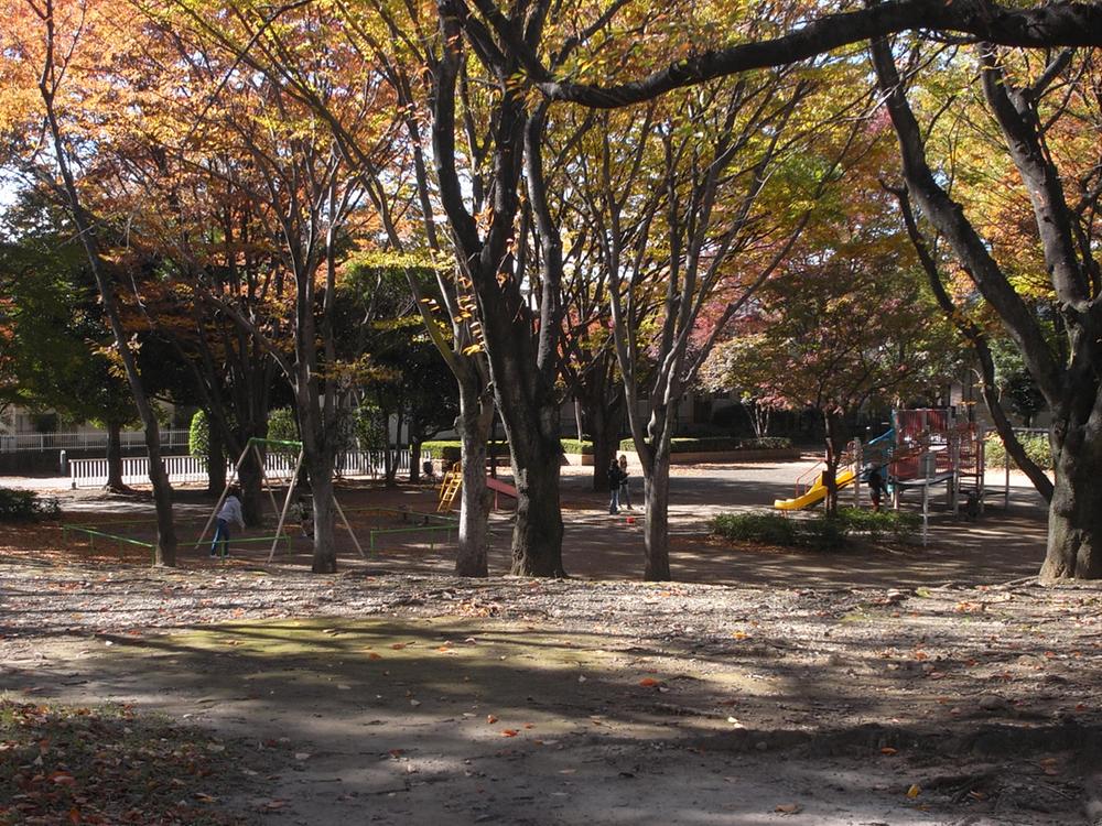 park. 450m quiet and trees show us the seasons figure four seasons until Kamishiba Central Park. There is also a playground equipment children rejoice, It becomes a mom and children's recreation area. 