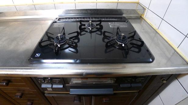 Kitchen. Stove anxious to women. Was a new exchange in 3-burner stove!