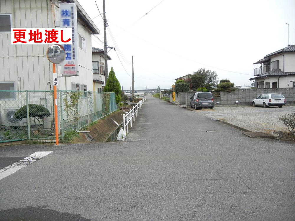 Local photos, including front road. Local is a photo.