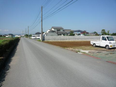 Local photos, including front road. A quiet residential area