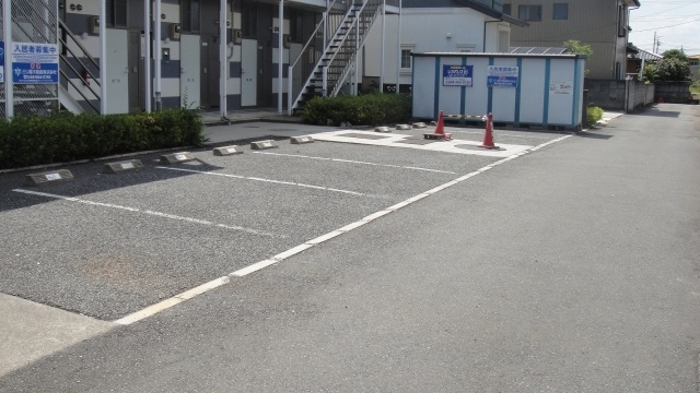Parking lot. Parking is a monthly 4.720 yen. 