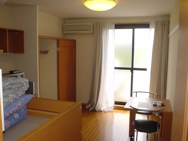 Living and room. Internet is also unlimited per month 1.600 yen. 