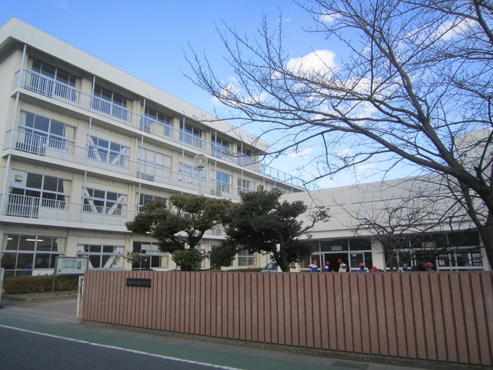 Primary school. Gyoda Municipal Nishi Elementary School up to 826m