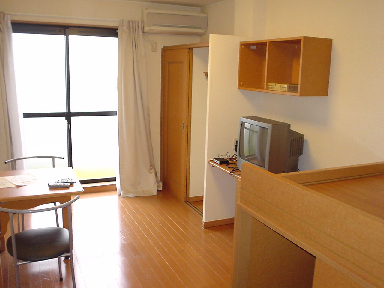 Living and room. Internet is also unlimited per month 1.600 yen. 