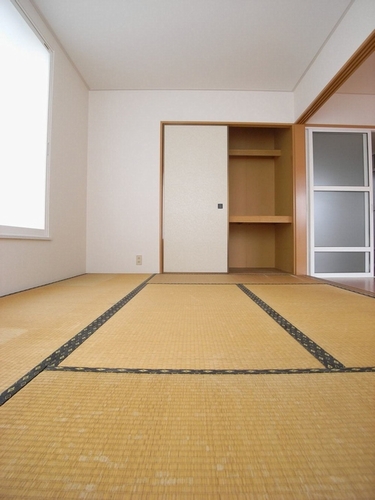 Living and room. Storage lot! Japanese-style room 6 quires