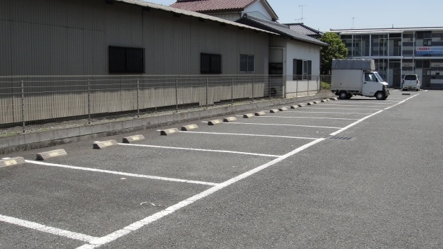 Parking lot. Parking is a monthly 4.620 yen.