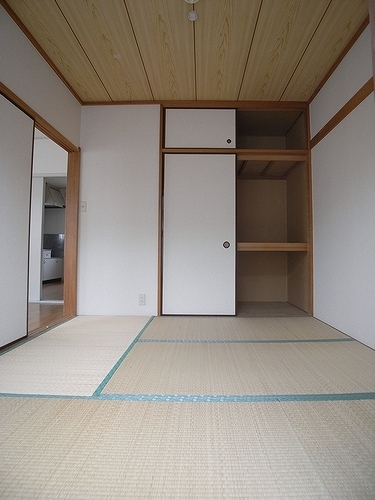 Living and room. Storage lot! Japanese-style room 4.5 Pledge