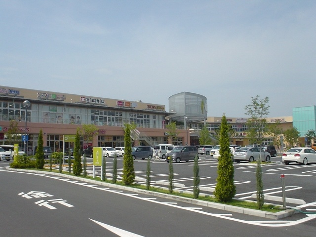 Shopping centre. Unikusu Konosu until the (shopping center) 820m