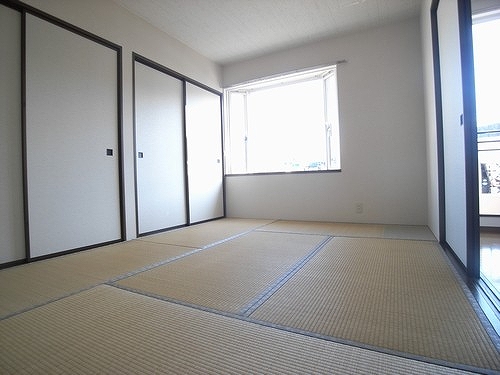 Living and room. Storage lot! Japanese-style room 6 quires