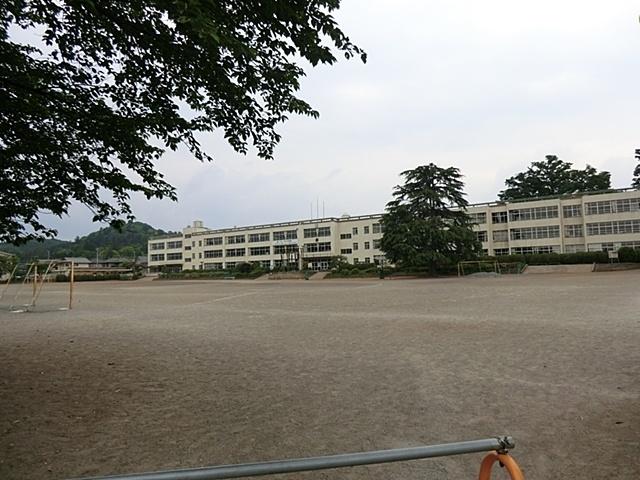 Primary school. Hanno 1290m until the first elementary school