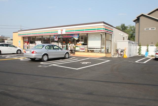 Convenience store. 1100m until the Seven-Eleven store Kawadera