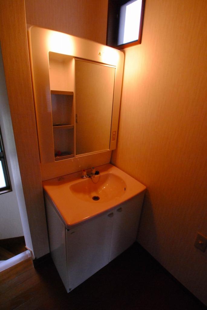 Wash basin, toilet. Indoor (10 May 2013) Shooting