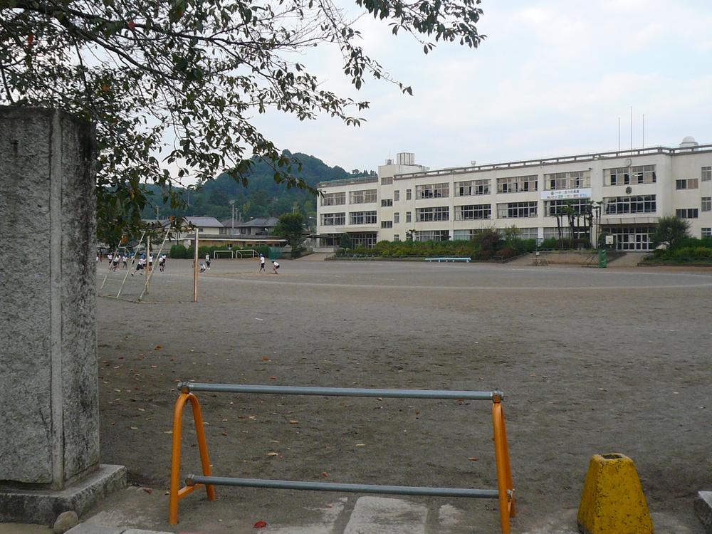 Primary school. Hanno 870m until the first elementary school