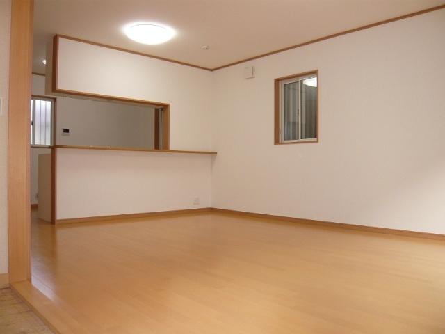Living. Face-to-face kitchen