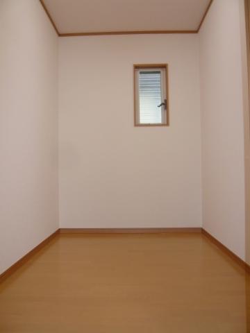 Non-living room. 8 pledge bedroom of WIC