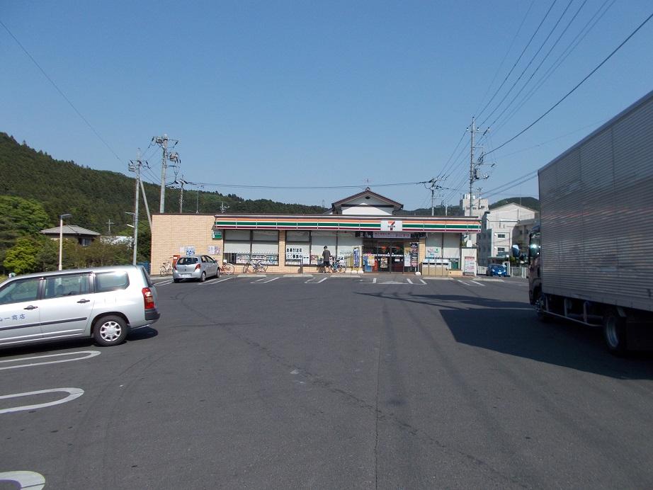 Convenience store. 1350m to Seven-Eleven
